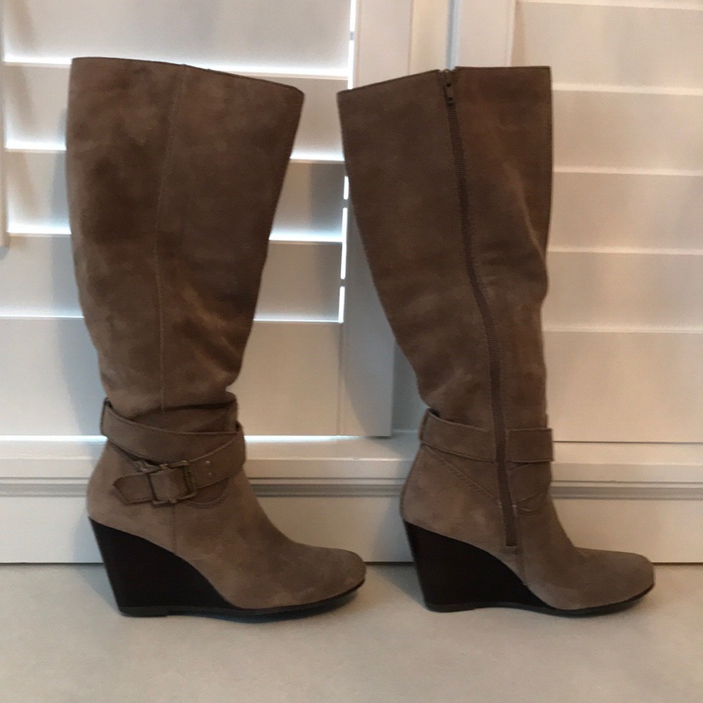 Tan/Gray Suede Wedge Boots